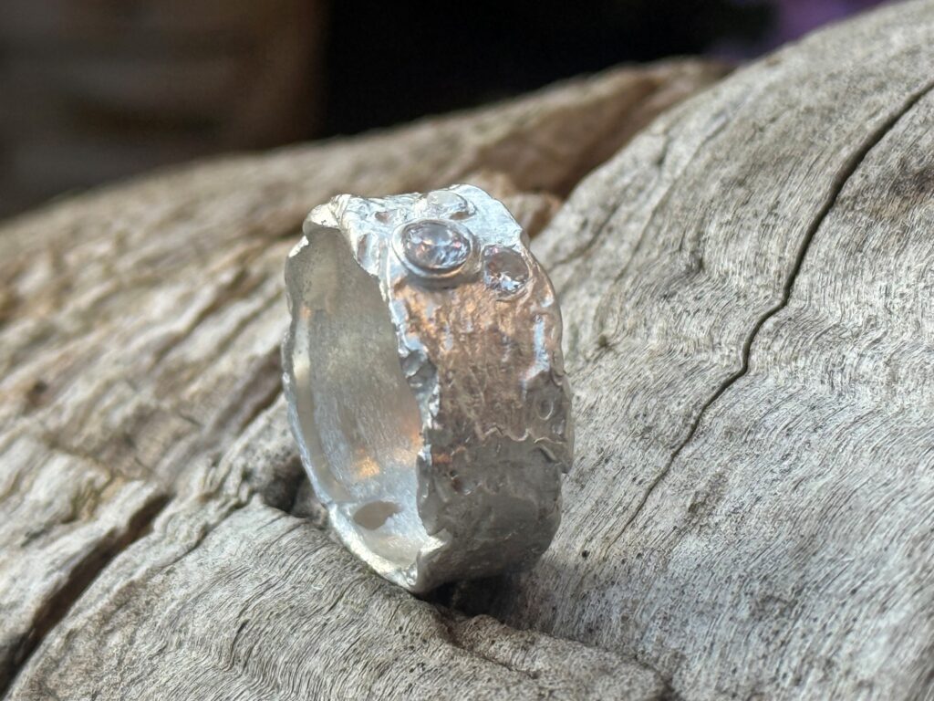 Ring met grillige textuur en zirconia van zilverklei