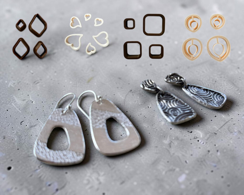 Kleivormpjes / clay cutters in verschillende vormen voor het maken van sieraden van metaalklei, polymeerklei en andere kleisoorten. Afbeelding toont hartjes, ruiten, vierkanten en ovale vormen, naast handgemaakte kleisieraden.