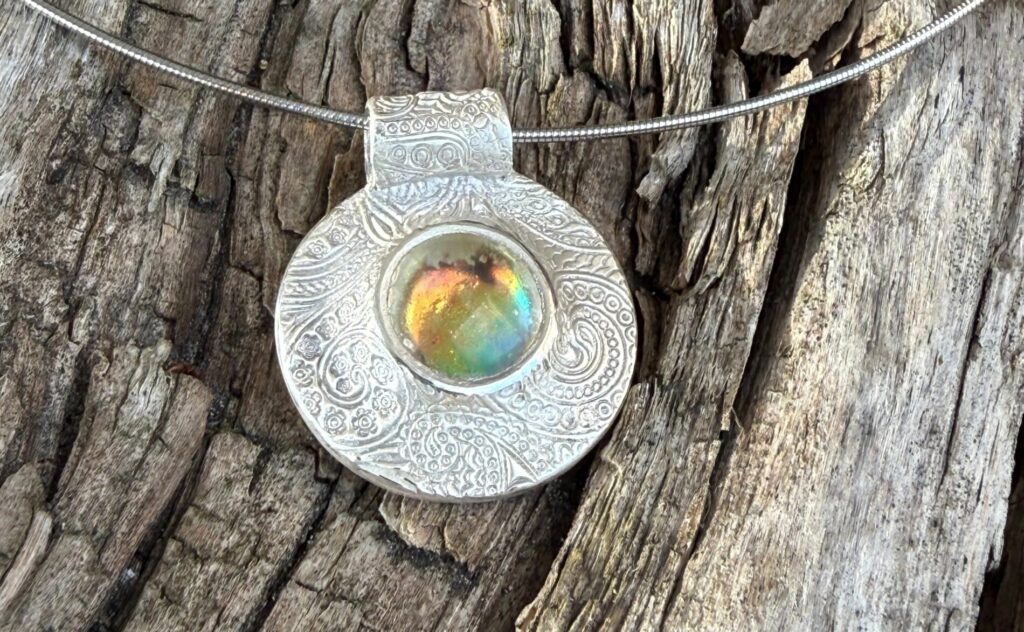 DIy hanger van zilverklei met gefused dichroic glas cabochon