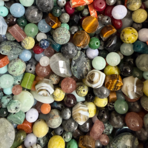 **Alt-tekst:** Mix van natuursteen kralen in diverse kleuren, vormen en maten voor het maken van sieraden.